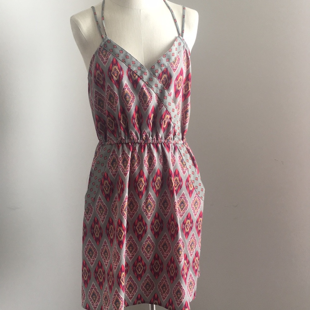 2/$30!!!EUC Cross back diamond pattern light dress